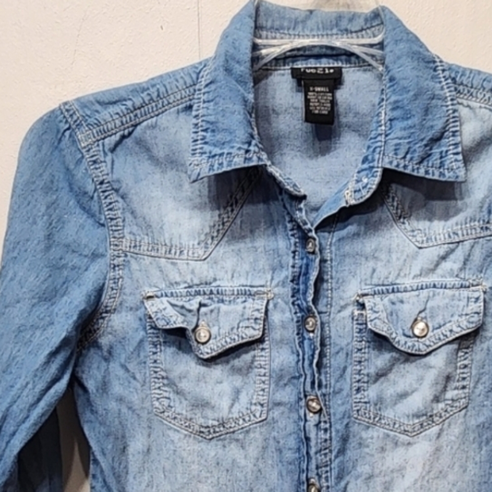 Rue21 Button Front Shirt XS Long Sleeve Blue Lightweight Denim Look Casual C45